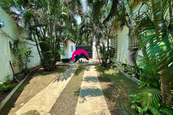 Vente dune villa de 11.75m sur 35.85m 30.83m et 5m dote dune maison basse habitable des 2CHS  annexe studio jardin etc. Basoko sur principale prs du Rp Safricas et JEWLS