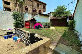 Vente dune villa de 11.75m sur 35.85m 30.83m et 5m dote dune maison basse habitable des 2CHS  annexe studio jardin etc. Basoko sur principale prs du Rp Safricas et JEWLS