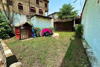 Vente dune villa de 11.75m sur 35.85m 30.83m et 5m dote dune maison basse habitable des 2CHS  annexe studio jardin etc. Basoko sur principale prs du Rp Safricas et JEWLS