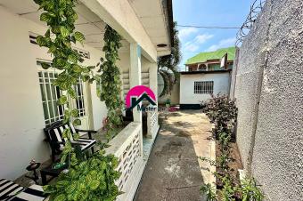 Vente dune villa de 11.75m sur 35.85m 30.83m et 5m dote dune maison basse habitable des 2CHS  annexe studio jardin etc. Basoko sur principale prs du Rp Safricas et JEWLS