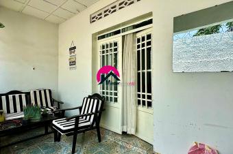 Vente dune villa de 11.75m sur 35.85m 30.83m et 5m dote dune maison basse habitable des 2CHS  annexe studio jardin etc. Basoko sur principale prs du Rp Safricas et JEWLS