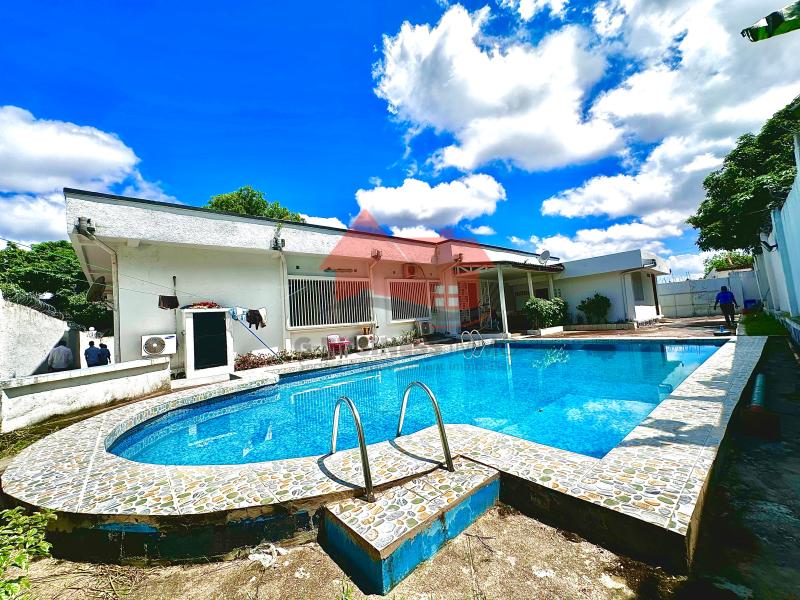 VENTE DUNE BELLE VILLA DE 975 M QUI DISTRIBUE 4 CHS 2 SALONS BUREAU PISCINE GARAGES ROUTE BETONEE.