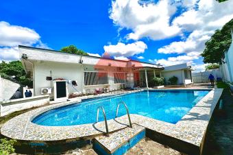 VENTE DUNE BELLE VILLA DE 975 M QUI DISTRIBUE 4 CHS 2 SALONS BUREAU PISCINE GARAGES ROUTE BETONEE.