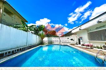 VENTE DUNE BELLE VILLA DE 975 M QUI DISTRIBUE 4 CHS 2 SALONS BUREAU PISCINE GARAGES ROUTE BETONEE.