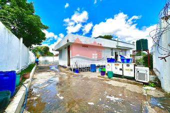 VENTE DUNE BELLE VILLA DE 975 M QUI DISTRIBUE 4 CHS 2 SALONS BUREAU PISCINE GARAGES ROUTE BETONEE.