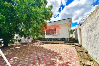 VENTE DUNE BELLE VILLA DE 975 M QUI DISTRIBUE 4 CHS 2 SALONS BUREAU PISCINE GARAGES ROUTE BETONEE.