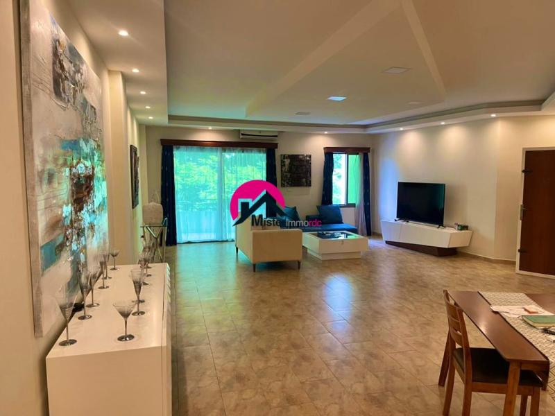 Vente dun magnifique appartement de 200m non meubl des 3 vastes CHS au 2me niveau dun superbe btiment  Gombe zone A sur roi Baudouin dans un emplacement trs accessible 