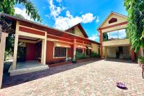 VENTE D’UNE SUPERBE VILLA DE 24M SUR 20M OU 480 M² QUI DISTRIBUE 4 CHS, ANNEXE (STUDIO), BUANDERIE, GUERITE, SYSTÈME PANNEAUX SOLAIRES, ESPACE PARKING  immobilier_vente_location