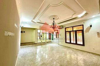 VENTE DUNE SUPERBE VILLA DE 24M SUR 20M OU 480 M QUI DISTRIBUE 4 CHS ANNEXE STUDIO BUANDERIE GUERITE SYSTME PANNEAUX SOLAIRES ESPACE PARKING 