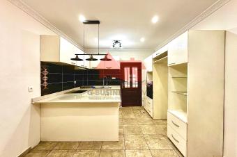 VENTE DUNE SUPERBE VILLA DE 24M SUR 20M OU 480 M QUI DISTRIBUE 4 CHS ANNEXE STUDIO BUANDERIE GUERITE SYSTME PANNEAUX SOLAIRES ESPACE PARKING 