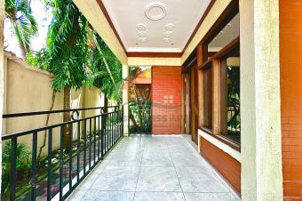 VENTE DUNE SUPERBE VILLA DE 24M SUR 20M OU 480 M QUI DISTRIBUE 4 CHS ANNEXE STUDIO BUANDERIE GUERITE SYSTME PANNEAUX SOLAIRES ESPACE PARKING 