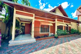 VENTE DUNE SUPERBE VILLA DE 24M SUR 20M OU 480 M QUI DISTRIBUE 4 CHS ANNEXE STUDIO BUANDERIE GUERITE SYSTME PANNEAUX SOLAIRES ESPACE PARKING 