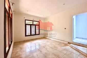 VENTE DUNE SUPERBE VILLA DE 24M SUR 20M OU 480 M QUI DISTRIBUE 4 CHS ANNEXE STUDIO BUANDERIE GUERITE SYSTME PANNEAUX SOLAIRES ESPACE PARKING 