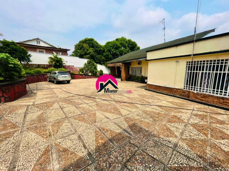 Vente dune belle villa de 30m sur 40m dote dune grande maison basse habitable des 4 vastes CHS 3 salles deau 2 sjours etc. BinzaMacampagne prs de la place commerciale 