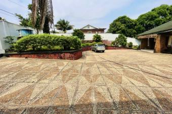 Vente dune belle villa de 30m sur 40m dote dune grande maison basse habitable des 4 vastes CHS 3 salles deau 2 sjours etc. BinzaMacampagne prs de la place commerciale 