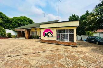 Vente dune belle villa de 30m sur 40m dote dune grande maison basse habitable des 4 vastes CHS 3 salles deau 2 sjours etc. BinzaMacampagne prs de la place commerciale 
