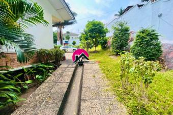 Vente dune belle villa de 30m sur 40m dote dune grande maison basse habitable des 4 vastes CHS 3 salles deau 2 sjours etc. BinzaMacampagne prs de la place commerciale 