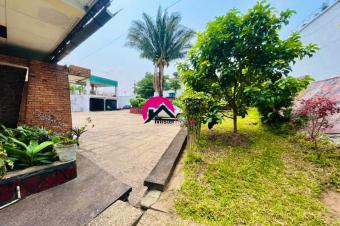 Vente dune belle villa de 30m sur 40m dote dune grande maison basse habitable des 4 vastes CHS 3 salles deau 2 sjours etc. BinzaMacampagne prs de la place commerciale 