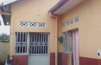 NGALIEMA/UPN PIGEON, MISE EN VENTE D'UNE PARCELLE DE 22m*25m, ayant 4 APPARTEMENTS/maisons basses de type locatif, revenu mensuel : 650 USD. mediacongo