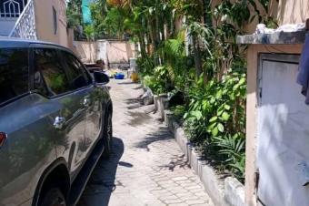  vendre   Parcelle bien situe dans un coin discret avec une maison R1 prte  habiter en vente  bon prix   Localisation   Gombe ref Socimat   C