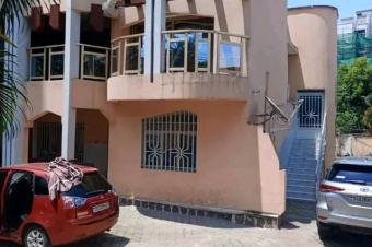  vendre   Parcelle bien situe dans un coin discret avec une maison R1 prte  habiter en vente  bon prix   Localisation   Gombe ref Socimat   C