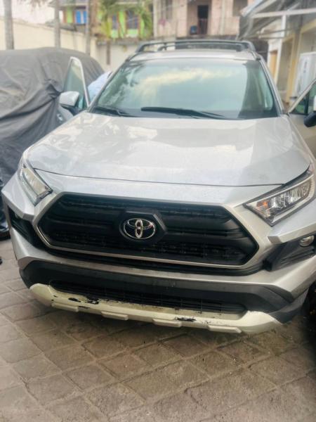 NEW RAV4 XLE NON HYBRIDE 2021   volant gauche   intrieur en cuir   full option   toit panoramique ouvrant   4 cylindre   essence   automatique   kilomtr