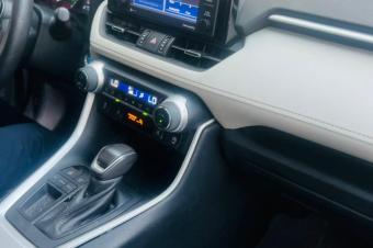 NEW RAV4 XLE NON HYBRIDE 2021   volant gauche   intrieur en cuir   full option   toit panoramique ouvrant   4 cylindre   essence   automatique   kilomtr