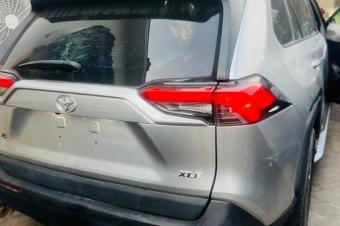NEW RAV4 XLE NON HYBRIDE 2021   volant gauche   intrieur en cuir   full option   toit panoramique ouvrant   4 cylindre   essence   automatique   kilomtr