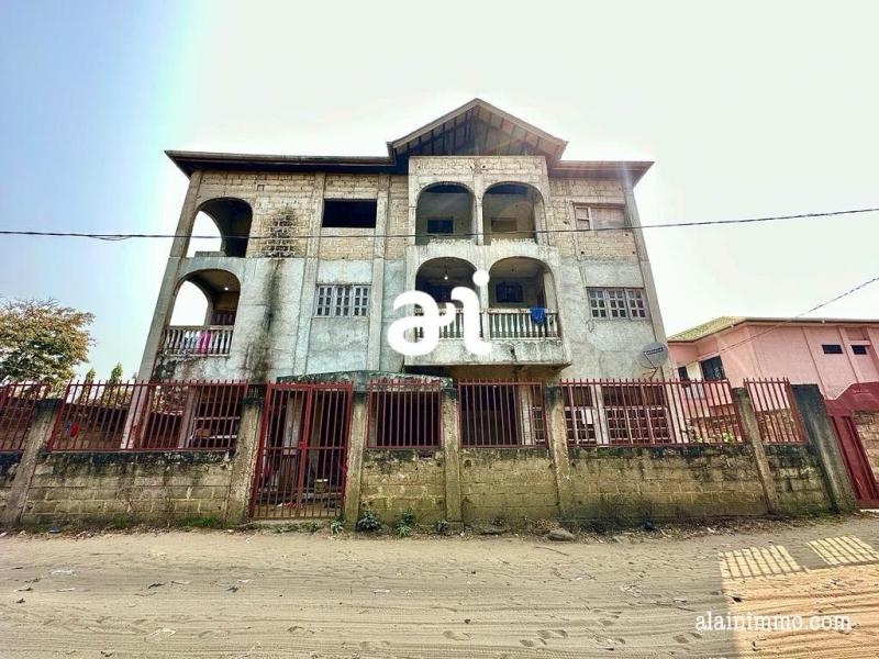 VENTE PARCELLE DE 483m AVEC BTISSE R2 CONSTRUIT  80 A KINSHASAMONT NGAFULA