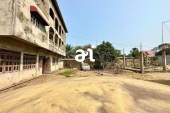 VENTE PARCELLE DE 483m AVEC BTISSE R2 CONSTRUIT  80 A KINSHASAMONT NGAFULA