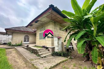 Vente dune belle parcelle de 26m sur 27m avec accs direct sur la route principale  maison basse dpoque des 3CHS avec possibilit de morceler en deux. Ngaliema Masikita