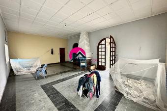 Vente dune belle parcelle de 26m sur 27m avec accs direct sur la route principale  maison basse dpoque des 3CHS avec possibilit de morceler en deux. Ngaliema Masikita