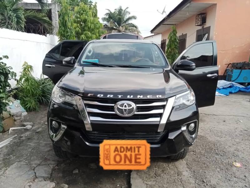 TOYOTA FORTUNER 2018    Sans plaque couleur marron dorigine boite automatique 4 cylindre Essence kilomtrage 7758.  On a mis la plaque juste pour les dplace