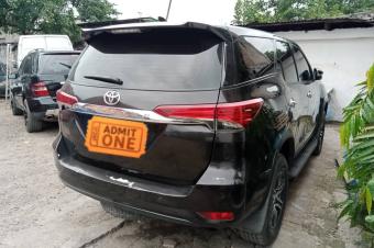 TOYOTA FORTUNER 2018    Sans plaque couleur marron dorigine boite automatique 4 cylindre Essence kilomtrage 7758.  On a mis la plaque juste pour les dplace