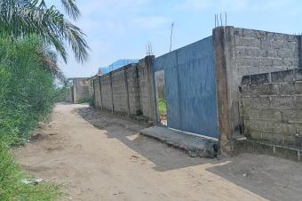 GS13IMMO SARL met  la disposition du grand public la vente de cette parcelle CNsele QKinkole. Rf Arrt Pondu. Dimension 1515M. Prix 33.000  discuter.  vous.