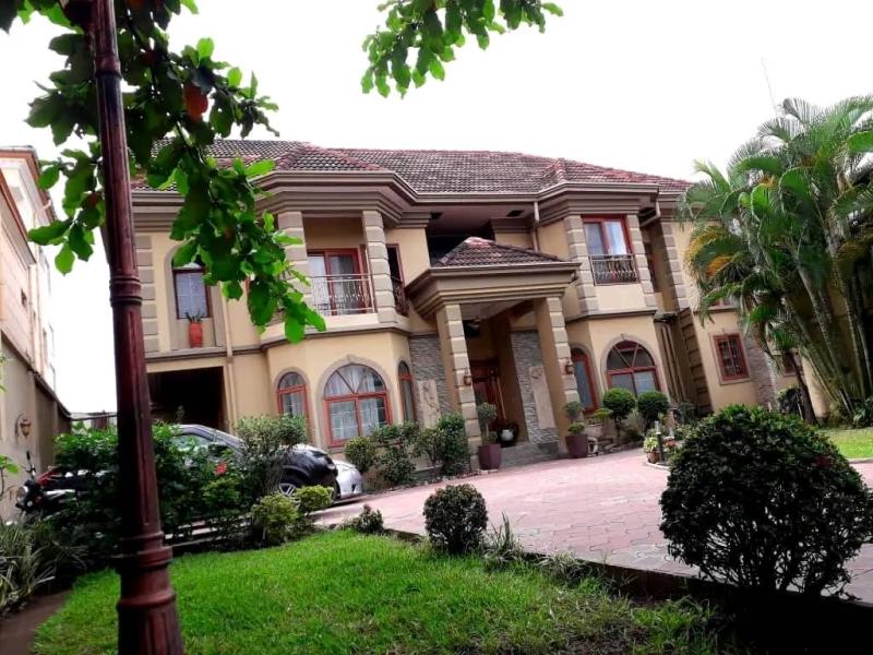  vendre   Magnifique villa dans un quartier hupp  10 minutes du centre ville    Localisation  Ngaliemaref Mont Fleury   Composition    6cham