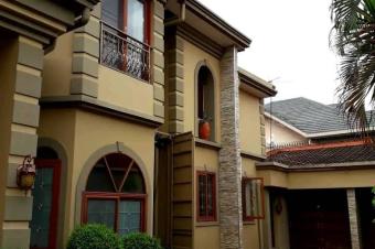  vendre   Magnifique villa dans un quartier hupp  10 minutes du centre ville    Localisation  Ngaliemaref Mont Fleury   Composition    6cham