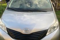 Toyota sienna  automobile_motos_velos_engins_et_pieces