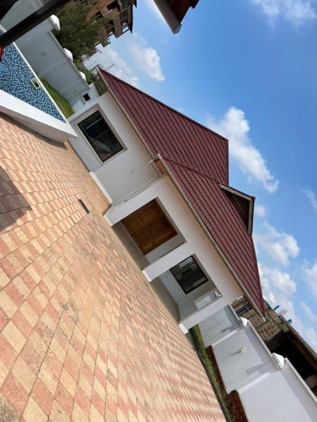 Une maison nouvellement construite  vendre  Lubumbashi Au Quartier Salama ex Makomeno La superficie 22 sur 30 au prix de 400.000   dbattre 