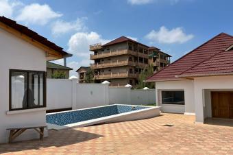 Une maison nouvellement construite  vendre  Lubumbashi Au Quartier Salama ex Makomeno La superficie 22 sur 30 au prix de 400.000   dbattre 
