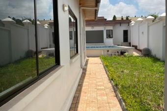 Une maison nouvellement construite  vendre  Lubumbashi Au Quartier Salama ex Makomeno La superficie 22 sur 30 au prix de 400.000   dbattre 