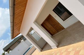 Une maison nouvellement construite  vendre  Lubumbashi Au Quartier Salama ex Makomeno La superficie 22 sur 30 au prix de 400.000   dbattre 