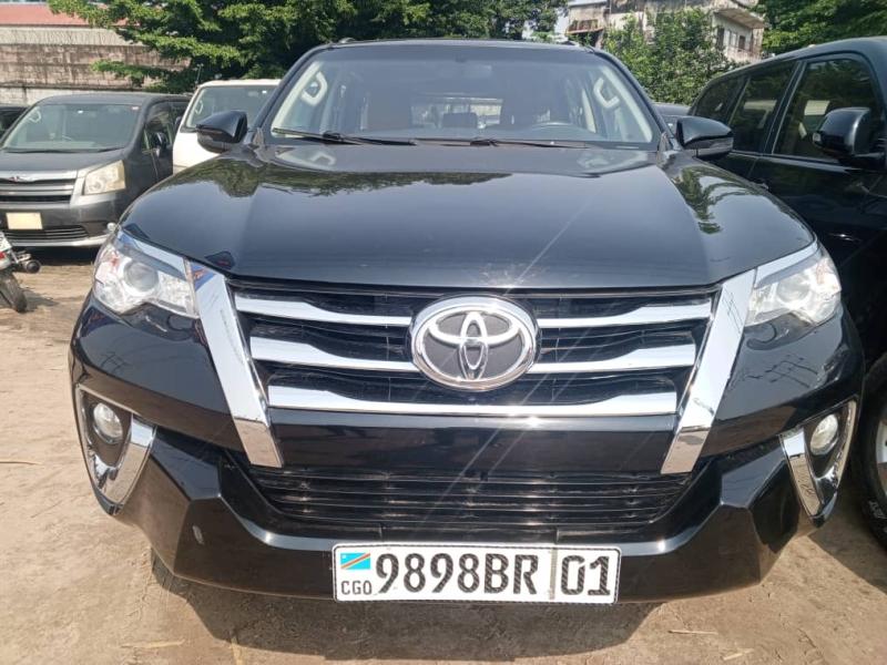 Fortuner 2020authentique essence  4 cylindres full options 26000km  prix 45000  discuter lgrement 
