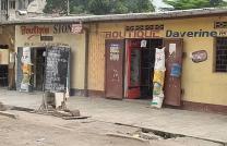 Belle opportunité à saisir à Barumbu (Bon Marché libanais sur macadam) coin ouvert Vente d'une parcelle avec des maisons habitable +243815858019 Dimension : 13,50m/15m Revenu Mensu mediacongo
