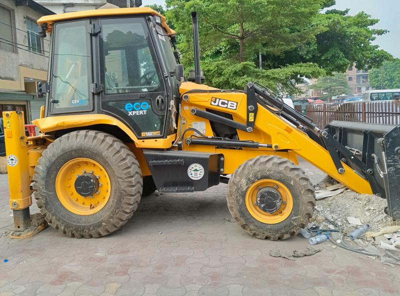 GS13IMMO SARL met  votre disposition la location de cette puissante TRACTOPELLECATERPILLAR pour vos travaux. CBandal. Prix 1.000Jour Jour  8heures de travail.  vous.