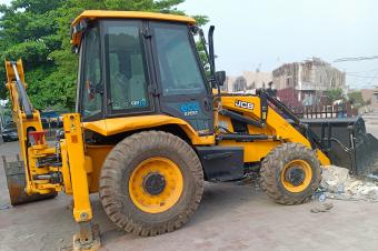 GS13IMMO SARL met  votre disposition la location de cette puissante TRACTOPELLECATERPILLAR pour vos travaux. CBandal. Prix 1.000Jour Jour  8heures de travail.  vous.
