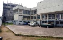 Belle opportunité à saisir à Macampagne Jolie parc sur macadam  Nguma Vente d'une parcelle avec une grande maison très propre  Réf : Église Saint Luc +243815858019 Dimension : 30/4 mediacongo