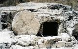 L’ange n’est pas venu rouler la pierre afin que Jésus puisse sortir de la tombe. Celui qui avait vaincu la mort pouvait bouger un rocher! l’ange l’a roulée pour que les deux marie