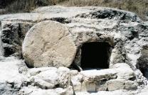 L’ange n’est pas venu rouler la pierre afin que Jésus puisse sortir de la tombe. Celui qui avait vaincu la mort pouvait bouger un rocher! l’ange l’a roulée pour que les deux marie mediacongo
