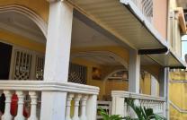 Belle opportunité à saisir à kintambo Jamaïque Vente d'une parcelle avec une maison de R+1  Q: nganda (Jamaïque)  Avenue: frère mboyo Dimension : 20m/25m      COMPOSITION - 4 Grand mediacongo